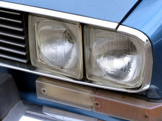 Doppelscheinwerfer im Kühlergrill einer französischen Kombi Limousine der Siebzigerjahre vor der...