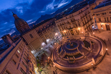 Piazza Pretoria e fontana viste dall'alto al calar della sera, città di Palermo IT	
