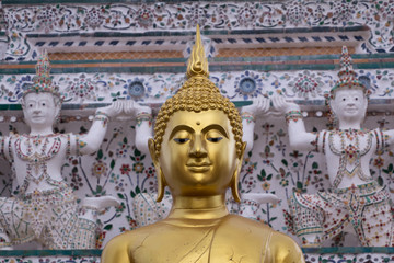 Buddha aus Gold vor Tempel