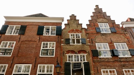 Typische alte holländische Hausfassaden und Dächer