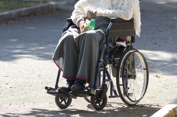 Obraz premium donna anziana in sedia a rotelle