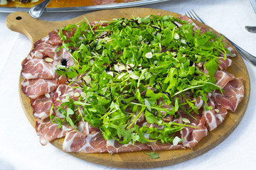 tagliere con bresaola e rughetta