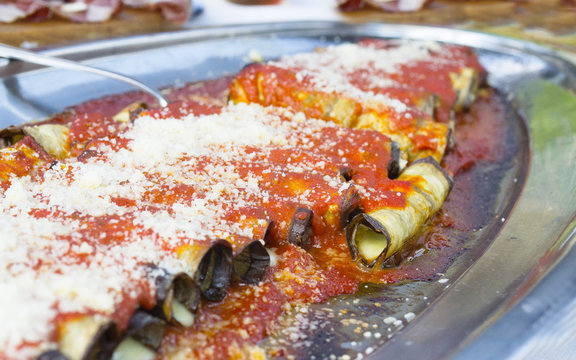 involtini di melanzane al sugo cosparse di parmiggiano