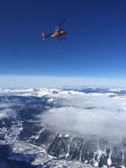 Fototapeta na wymiar Helikopter über den Wolken