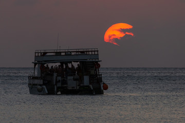 passeio de barco no pôr do sol