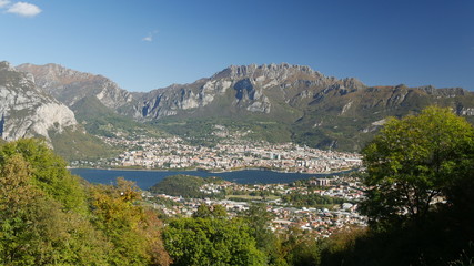 Fototapeta na wymiar Vista aerea di Lecco e del Resegone