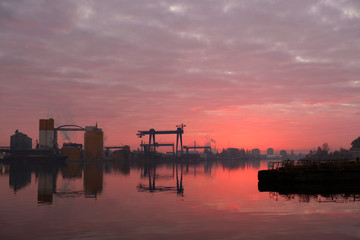 Polska, Gdańsk - widok na terminale kontenerowe o wschodzie słońca, Szlak Stoczni Cesarskiej © Iwona