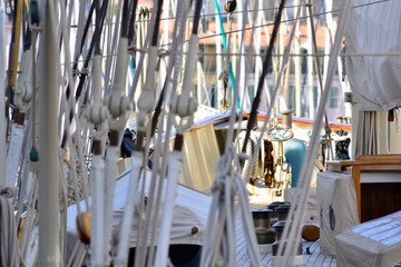 Segelschiff im Yachthafen C&ocirc;te d&rsquo;Azur
