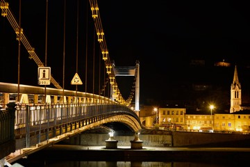 H&auml;ngebr&uuml;cke bei Nacht in Frankreich