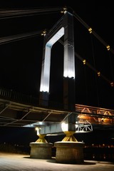 H&auml;ngebr&uuml;cke bei Nacht in Frankreich