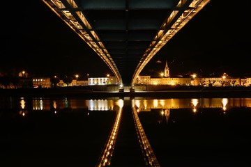 H&auml;ngebr&uuml;cke bei Nacht in Frankreich
