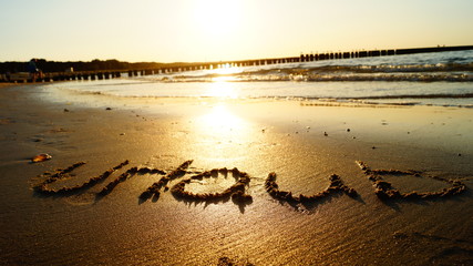 Schriftzug "Urlaub" im Sandstrand von R&uuml;gen