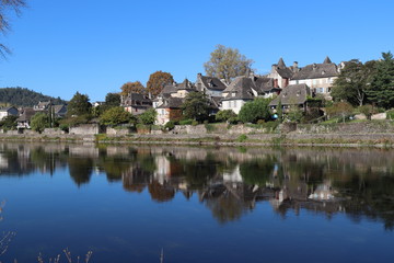 Fototapeta na wymiar Corrèze - Les quais d'Argent devant la Dordogne