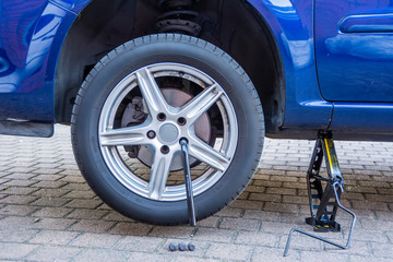 Reifenwechsel - Reifen wechsel am Auto