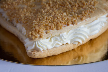 Corazón de hojaldre con nata y almendras