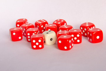Dados rojos y dado blanco