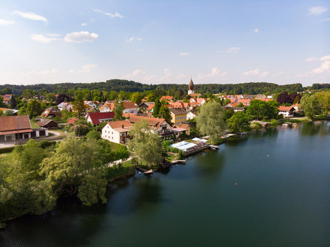 Drohnen Luftaufnahme von We&szlig;ling und We&szlig;linger See in Bayern Deutschland