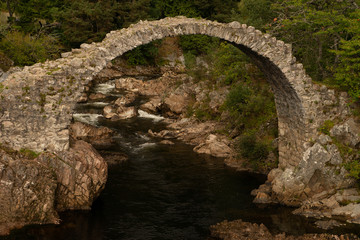 Fototapeta na wymiar Alte Steinbrücke in Carbridge/Schottland