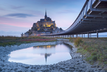 Fototapeta premium reflections of castle in twilight time in France