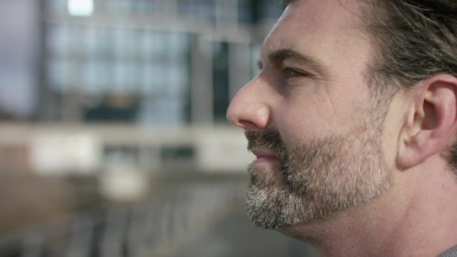 Close up of a young man&acute;s face who is looking into the distance