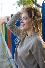 retrato de chica joven sonriendo