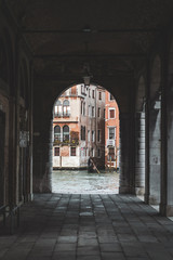 Veneziansche Gasse mit Blick auf Canal Grande und Gondel im Wasser