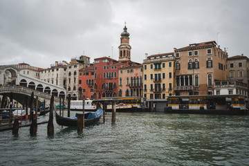 Canal Grande bei Rialto Brücke mit Gondeln