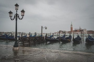 Veneziansche Gondeln beim Markusplatz bei Hochwasser (acqua alta) © Markus