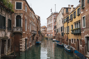 Obraz na płótnie Canvas Kanal und Häuser in Venedig von Brücke San Polo aus gesehen