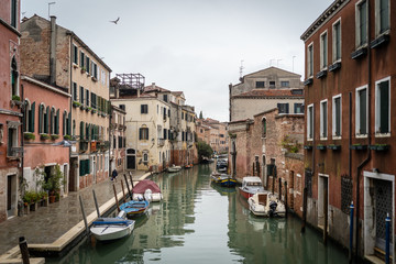 Kanal mit Häusern in Venedig