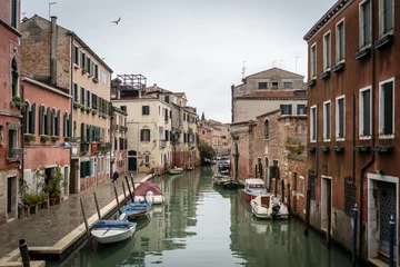 Fotobehang Kanaal met huizen in Venetië © Markus