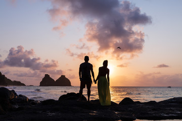 m&atilde;os dadas no poente