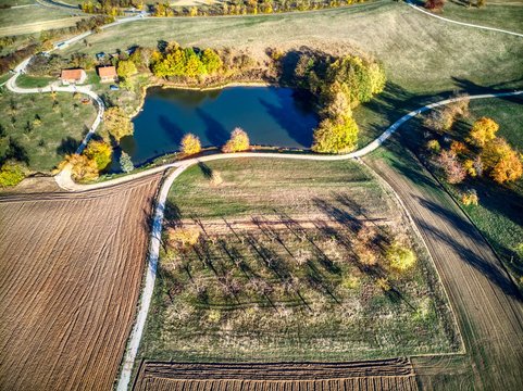 Farben der Erde im Herbst. Obstb&auml;ume, Wanderwege  und See. Deutschland. N&uuml;rnberger Land