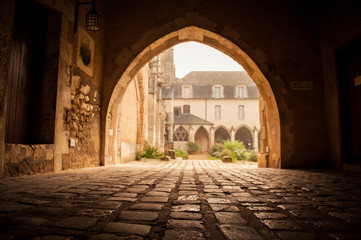Fototapeta premium Passage pavé vers l'abbaye de la trinité en automne