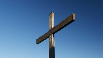 Croce cristiana su cielo azzurro