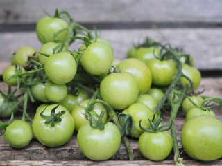 Grüne Tomaten auf Holz