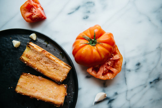 Tomato and toast