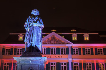 Bonn, Beethoven-Denkmal und Postgebäude bei Nacht