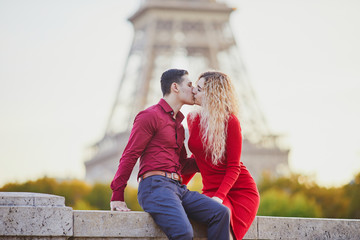 Fototapeta premium Romantic couple in love near the Eiffel tower
