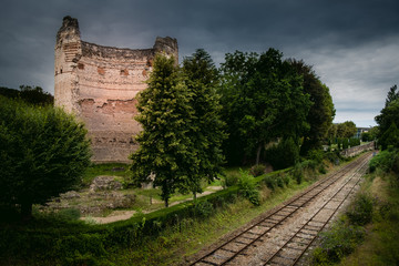 Fototapeta na wymiar Tour de Vésone de Périgueux au bord d'un chemin de fer