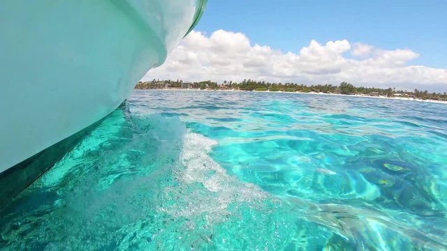Bateau naviguant dans des eaux turquoises