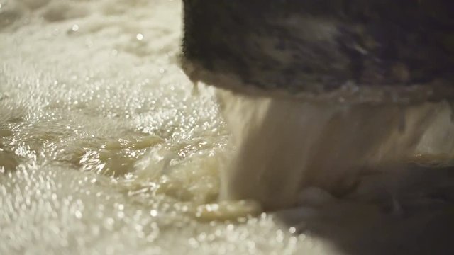 20775_Closer_look_of_the_water_bubble_from_the_big_funnel.mov