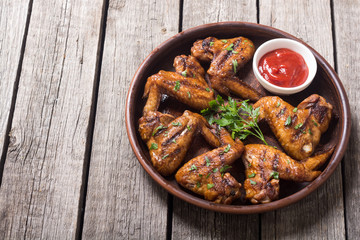 Grilled chicken wings with tomato sauce
