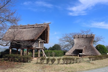 塚原古墳公園　竪穴式住居と高床式倉庫