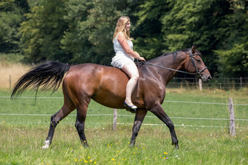 Junge Reiterin auf schönem Pferd