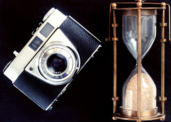 CAMARA DE FOTOS VINTAGE Y RELOJ DE ARENA