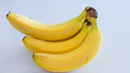 Racimo de bananas amarillas frescas aisladas sobre un fondo totalmente blanco