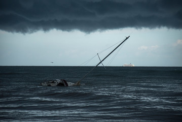Velero y crucero despues de un hurac&aacute;n