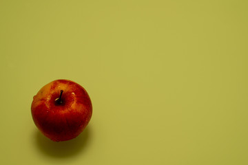 Apfel als Hintergrund mit gelber Beleuchtung
