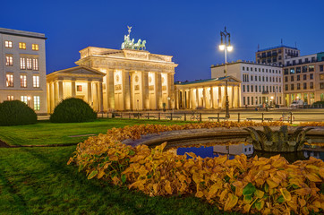 Fototapeta premium Inny widok na słynną Bramę Brandenburską w Berlinie przed wschodem słońca